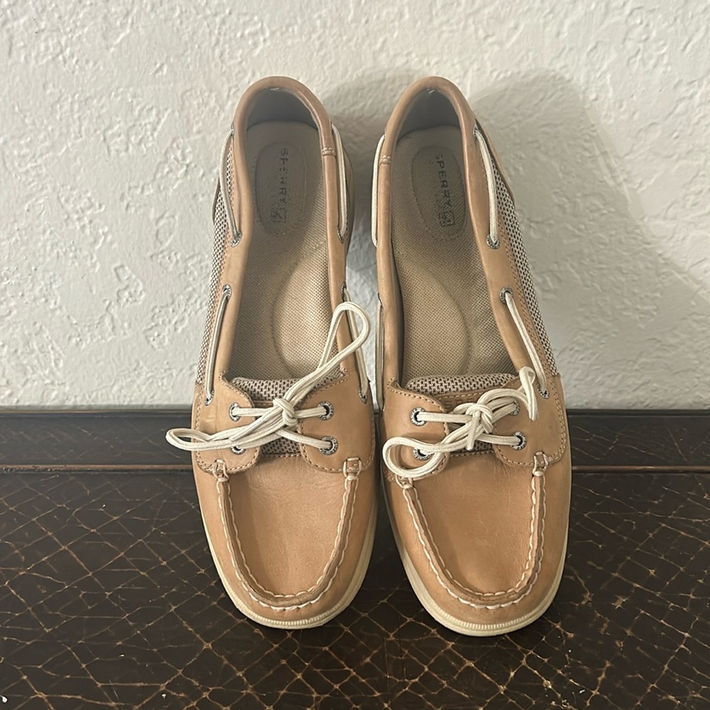 Women’s SPERRY boat shoe size: 10M